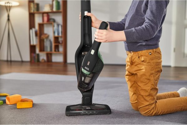 AEG Ergorapido CX7-2-45M? 2in1 Akku Staubsauger/50% Recyclingmaterial/beutellos/bis zu 45 min Laufzeit/freistehend/180?? Drehgelenk /B??rstenreinigungsfunktion/LED-Lichter/18.5W/ 0.5L/schwarz.gr??n – Bild 9