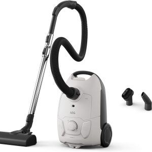 AEG CLEAN 5000 AB51C1SW Staubsauger mit Beutel / hohe Saugleistung / 37 % Recyclingkunststoff / AllFloor Bodend??se mit Klicksystem / 2in1 Multifunktionsd??se / 8.5 m Aktionsradius / Hygiene-Filter