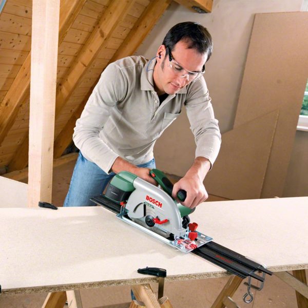 Bosch Kreissäge PKS 66 AF (Präzises Sägen in Holz. 1600 Watt; max. Schnitttiefe 66 mm; 3 tlg. Führungsschienenset) – Bild 6