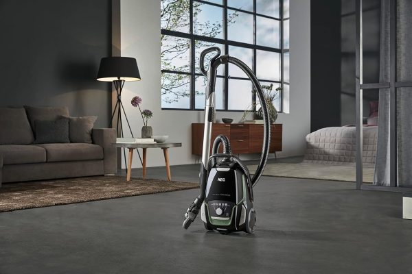 AEG VX9-2-?KO Staubsauger mit Beutel / 70% Recyclingmaterial / inkl. Zusatzd??sen / 12 m / 850 Watt / nur 65 dB(A) / 5 l Staubbeutelvolumen / waschbarer Filter / schwarz/gr??n / Exklusiv bei Amazon – Bild 5